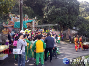 大溪合安宮慶土地公生，學生們表演太鼓，善信也以舞龍、醒獅跳樁方式來祝壽，場面熱烈。
