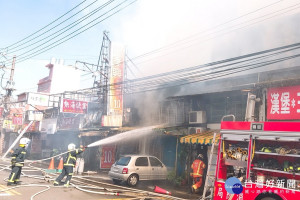 桃園市中壢區龍東路熱海便當店火警，消防人員於現場灌救。