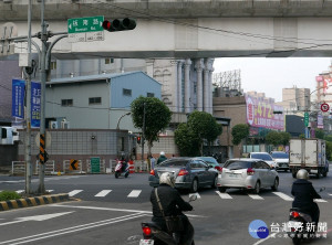 為改善華中橋引道下橋和路車流壅塞情況，將於3/7日起試辦橋和路平日7-9時往西禁止左轉中山路2段332巷，以及橋和路往西禁止左轉板南路 。（圖／交通局提供）