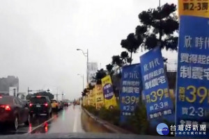 龜山區機捷Ａ7站旁附近道路行道樹遭建商看板「綁滿綁死」。（詹江村議員提供）