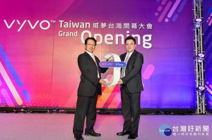 （左）鴻海集團行銷業務處協理江百洲與VYVO CEO Fabio Gald合作儀式。