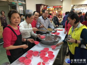 土地公生日，中和枋寮市場、泰山市場、汐止秀豐市場及觀光夜市不僅舉辦誕辰祭祀活動，還準備逾1000斤的平安圓及平安麵，發送給民眾呷平安、賺大錢 。（圖／市場處提供）