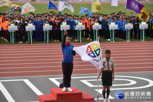 新北市108年中等學校暨小學運動會5日於板橋第一運動場舉行聯合開幕典禮，並由明德高中陳彩娟代表運動員宣誓 。（圖／記者黃村杉攝）