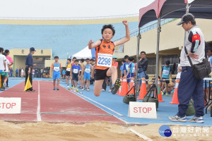 中小學聯合運動會跳遠項目實況。