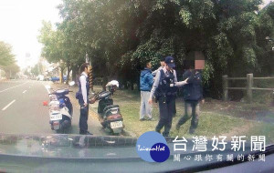 員警賴薏文支援盤查外籍人士時，奮力追捕壓制逃逸移工，其表現深獲長官及民眾肯定，讚譽「神力女警花」。（記者陳昭宗翻攝）