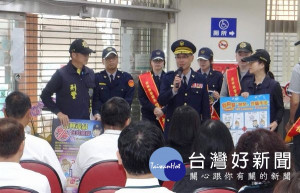 北港警方於銀行尚未營業前舉辦座談會，期望透過警民聯手建立反毒「友善通報網」與「反詐騙防護網」，展現維護治安的決心。（記者陳昭宗拍攝）