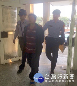 男子酒後騎車又未戴安全帽，巧遇水林警方巡查，酒測值超標遭移送法辦。（記者陳昭宗拍攝）