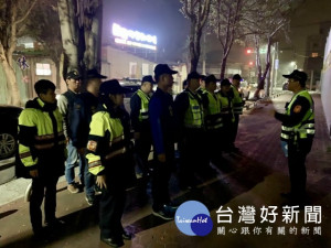 
大甲警分局轄區各警分駐所，從大年新春前至今執行「維護治安、掃蕩不法、道路安全」等工作不遺餘力，數十名警力加強轄內卡拉OK、小吃部、釣蝦場等威力掃蕩臨檢，遏止犯罪發生，保護遊客、民眾賞櫻花等秩序安全。（記者陳榮昌攝）