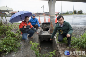 吳敏濟議員（圖右）會勘西濱南安路口淹水情形。