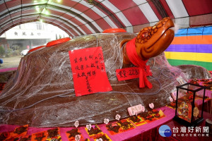 南投縣鹿谷鄉永隆麒麟山開山廟，為慶祝「莊開山公」聖誕千秋，今年由信士李玉惜、何啟祥、葉俊良、黃崇敬等4位合資奉獻一座22,888台斤巨無霸米糕神龜還願。