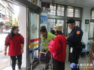 失智老翁外出迷航　警機智助返家