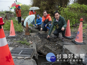 
市議員吳敏濟為解決西濱大安段南安路口長期淹水，七日召集相關單位官員會勘，建設局養工處第三工程隊於四月初更換較大的排水箱涵後，即可解決水患威脅。（記者陳榮昌攝）