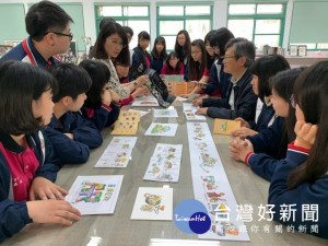 

大甲高中美工科老師林秋萍與學生檢討剛出爐的【大甲AR掃街趣】中，校長蕭建華肯定四組學生辛勤走訪地方，達到有人情味完美的AR掃街地圖。（記者陳榮昌攝）