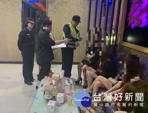 虎尾警分局長陳立祺率隊前往轄區特種場所實施威力掃蕩，並宣導酒駕之危險性及相關刑事責任，表達警方對於打擊不法之決心。（記者陳昭宗拍攝）