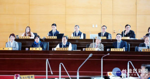 新任市府官員備詢時各個聚精會神。
