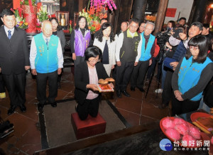 縣長王惠美為龍王祭活動擲筊則定日期。