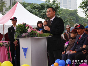 板橋國小9日舉行120周年校慶慶祝大會，市長侯友宜、鴻海集團董事長郭台銘等出席與校友及貴賓們一同祝賀120歲「生日快樂」。（圖／記者黃村杉攝）