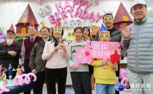 泰山親子閱覽室歡慶芭比60歲生日，邀請與芭比同樣3月9日生的壽星與粉絲們，帶著心愛的玩偶，一同為芭比慶生。（圖／記者黃村杉攝）

