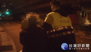 拾荒老翁迷途險上高架　警協助推車出閘道