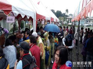 霧峰植樹節民眾冒雨領樹苗。林重鎣攝