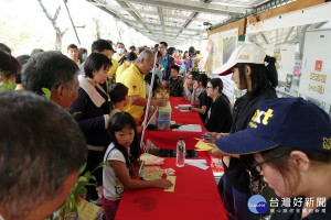 黃花瘋市集最終日 吸引排隊人龍領樹苗與參加抽獎