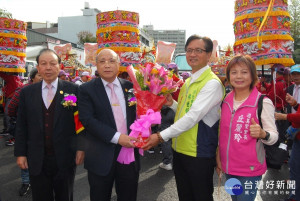 南瑤宮管理人市長林世賢熱烈迎接台北松山慈祐宮參香團並向率團的該宮董事長陳玉峰(左2)獻上鮮花。