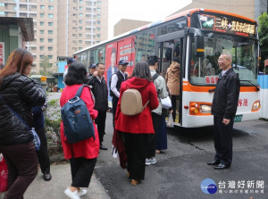 「三峽－臺北市信義區」跳蛙公車11日通車，交通局長鍾鳴時親自到學成路的場站問候候車民眾，臺北客運也提供搭乘首班民眾早餐 。（圖／記者黃村杉攝）