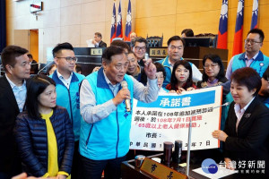 國民黨議員在質詢時仍舊炮火隆隆。