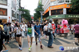 台北市衛生局以現有稽查資料庫執行大數據分析，發現日韓港澳年輕觀光客喜愛的西門町商圈，其熱門小吃店稽查合格率偏低，僅69.49％。（圖／Wikipedia）