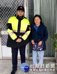 北港警方協助婦人辨別詐騙手法，成功攔阻婦人存款遭受詐騙，獲得社區民眾肯定與讚許。（記者陳昭宗拍攝）