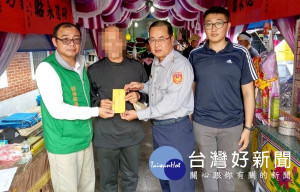 北港警方勤查得知弱勢民眾家中無力處理喪葬困境，即刻代其向張榮發慈善基金會等申請急難救助金，協助民眾暫度難關。（記者陳昭宗拍攝）