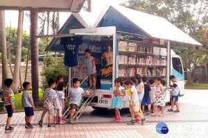 桃園市立圖書館5台「行動圖書車」全市趴趴走，讓書香傳遍桃園每一個角落。