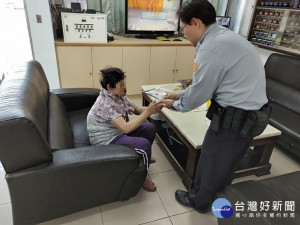 失智老婦忘記回家路　熱心警助返家