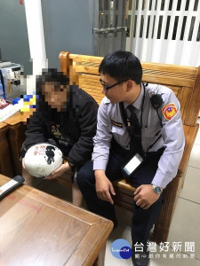 失智老婦街頭徘徊　暖警助返家