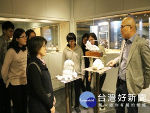 
弘光科技大學與臺灣藝術藝術大學合作舉辦「第九屆國際袖珍雕塑展」，展出上百件鞋盒尺寸大小的作品，，吸引眾多師生踴躍觀賞。（記者陳榮昌攝）