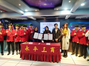永平工商「電競實務特色班」與「瘋狂電競俱樂部」（MAD TEAM）簽署合作協議。(圖/林鵬程攝)