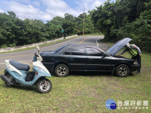 車子引擎冒煙拋錨轉彎處　幸遇警救護解困難