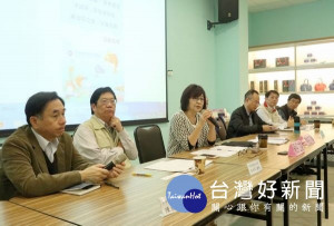 立委蘇治芬邀請農委會陳添壽副主委、漁業署黃鴻燕署長等人參觀口湖台灣鯛觀光工廠，聽取王益豐總經理解說台灣鯛養殖技術的提升，盼創造地方傳產的新契機。（記者陳昭宗拍攝）