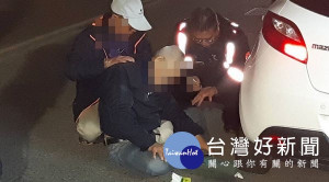 蔦松所長陳群松、警員柯建福巡勤巧遇民眾身體不適路倒，積極為民服務，予以適當協助及送醫救治，深獲民眾肯定與讚許。（記者陳昭宗拍攝）