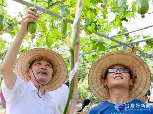  侯友宜市長與農民探討有機蔬果。（圖／秘書處提供）