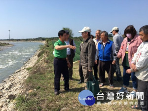 
為有效搶救大甲溪下游北岸高灘地上合法開墾的農田，市議員吳敏濟再進行會勘，第三河川局官員允諾辦理水路導正，保障合法承租農戶的權益及生計。（記者陳榮昌攝）


