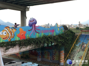 高管處今年再將全台首座空中花園─興化親堤陸橋加入海洋元素，化身成為海洋世界，帶給民眾有全新的視野。（圖／高管處提供）