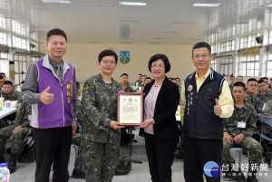 彰化縣長王惠美探視在嘉義受訓役男。左起縣府民政處長賴致富、十軍團副主任汪炳宏、彰化縣長王惠美、彰化縣軍人服務站長劉訓誠。圖／彰化縣政府提供