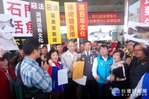 近百位埤塘養殖漁民在桃園市政府前抗議，市府農業局長郭承泉出面接下陳情書。