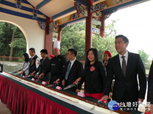 義大利主廚和來賓共切最長提拉米蘇。林重鎣攝