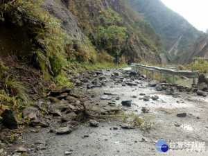 中橫公路連日大雨落石不斷，造成道路中斷。