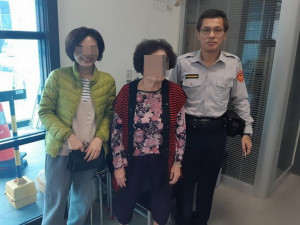 太平警方助迷路老人回家。林重鎣攝