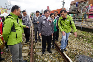 桃園市長鄭文燦在市府捷運工程局長陳文德的陪同中，巡視桃林鐵路路廊活化工程。