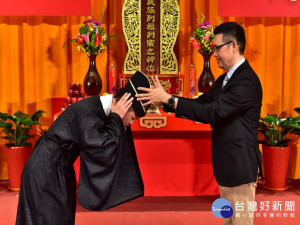明道校長為學生加冠。林重鎣攝
