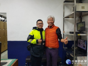 老翁趕吃飯卻丟手機　萬華警迅速尋回